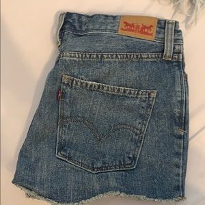 Medium wash high rise Levi short